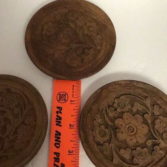 Set a five hand carved wooden floral coasters - Picture 4 of 4